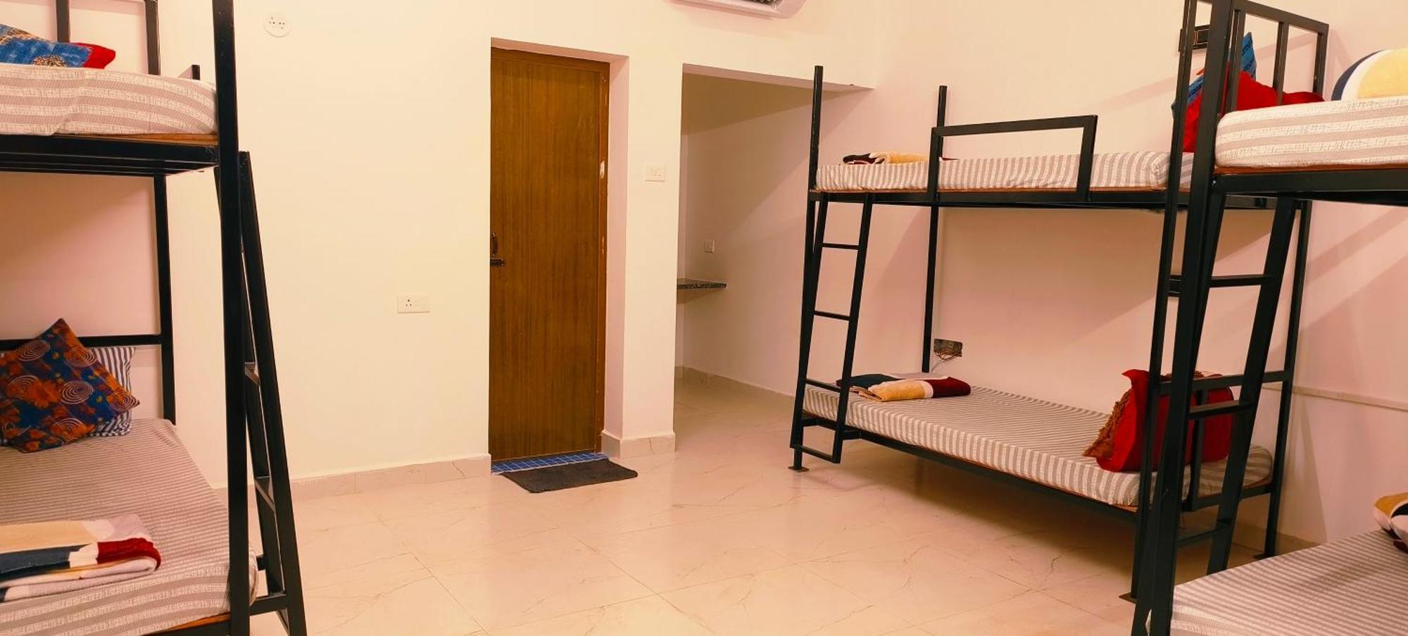 Mitra Hostel Вагатор Екстер'єр фото