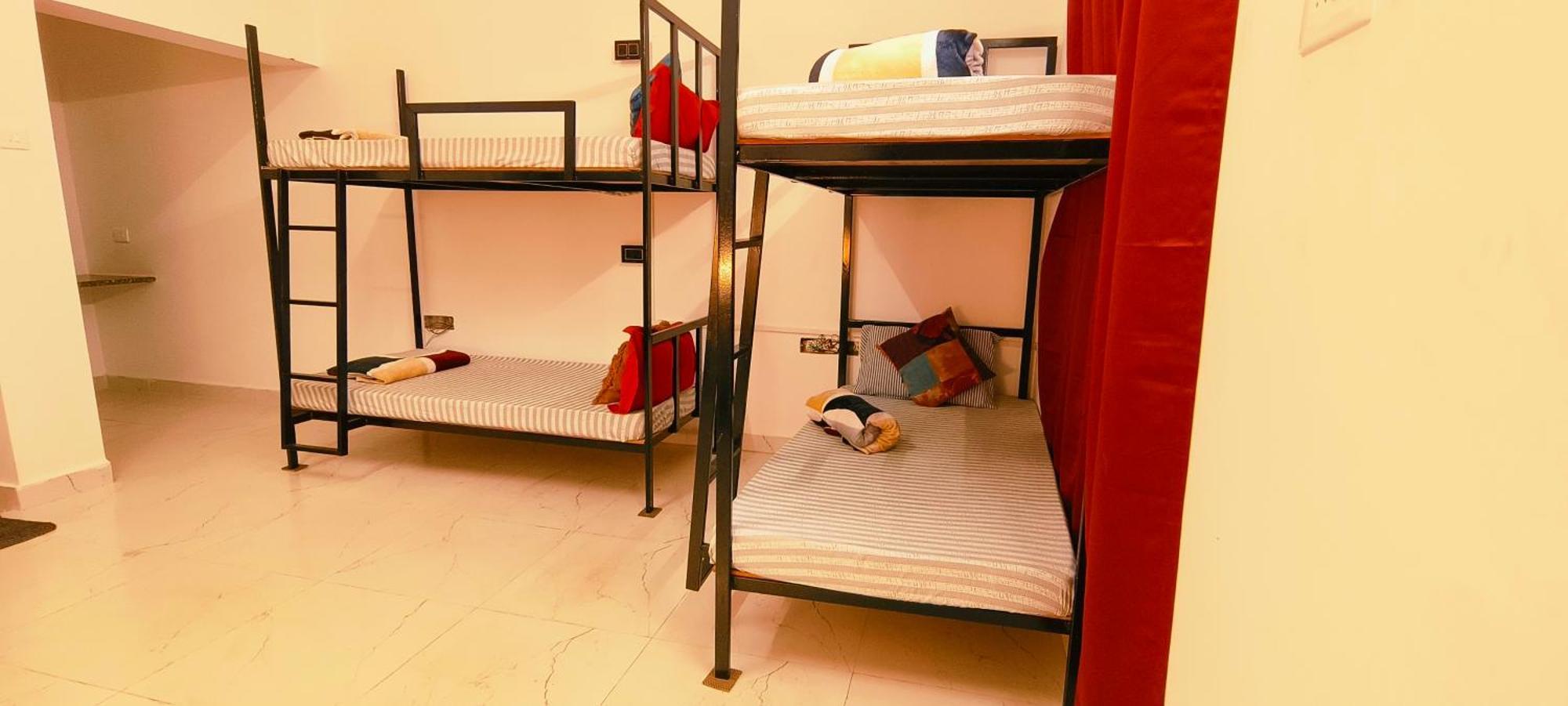 Mitra Hostel Вагатор Екстер'єр фото
