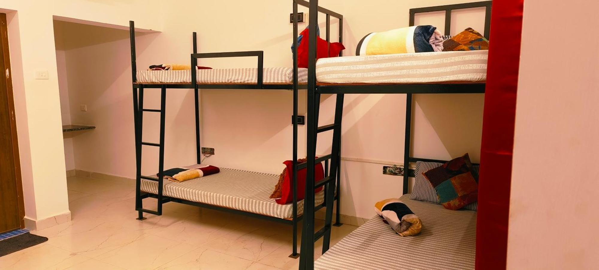 Mitra Hostel Вагатор Екстер'єр фото