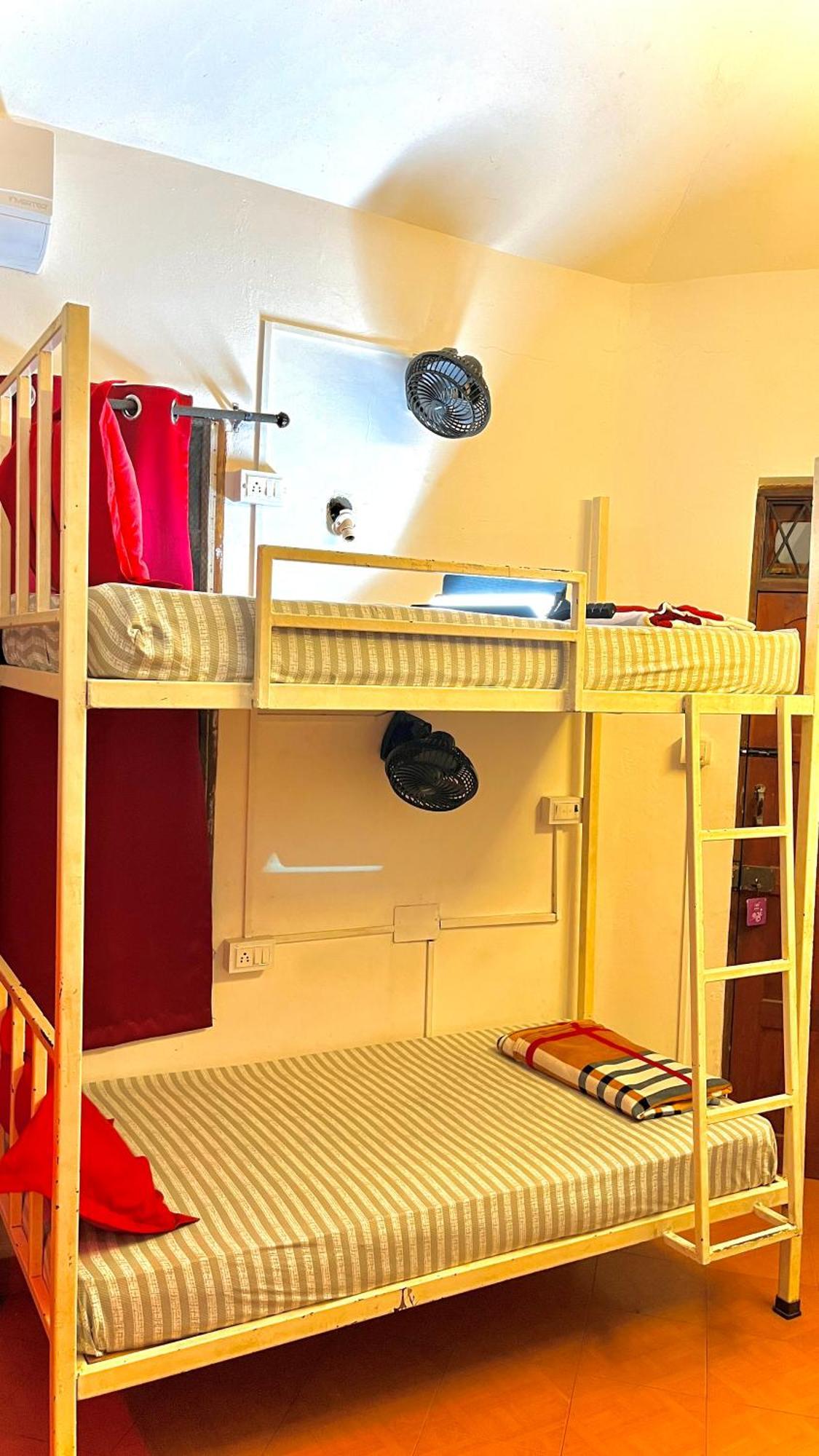 Mitra Hostel Вагатор Екстер'єр фото